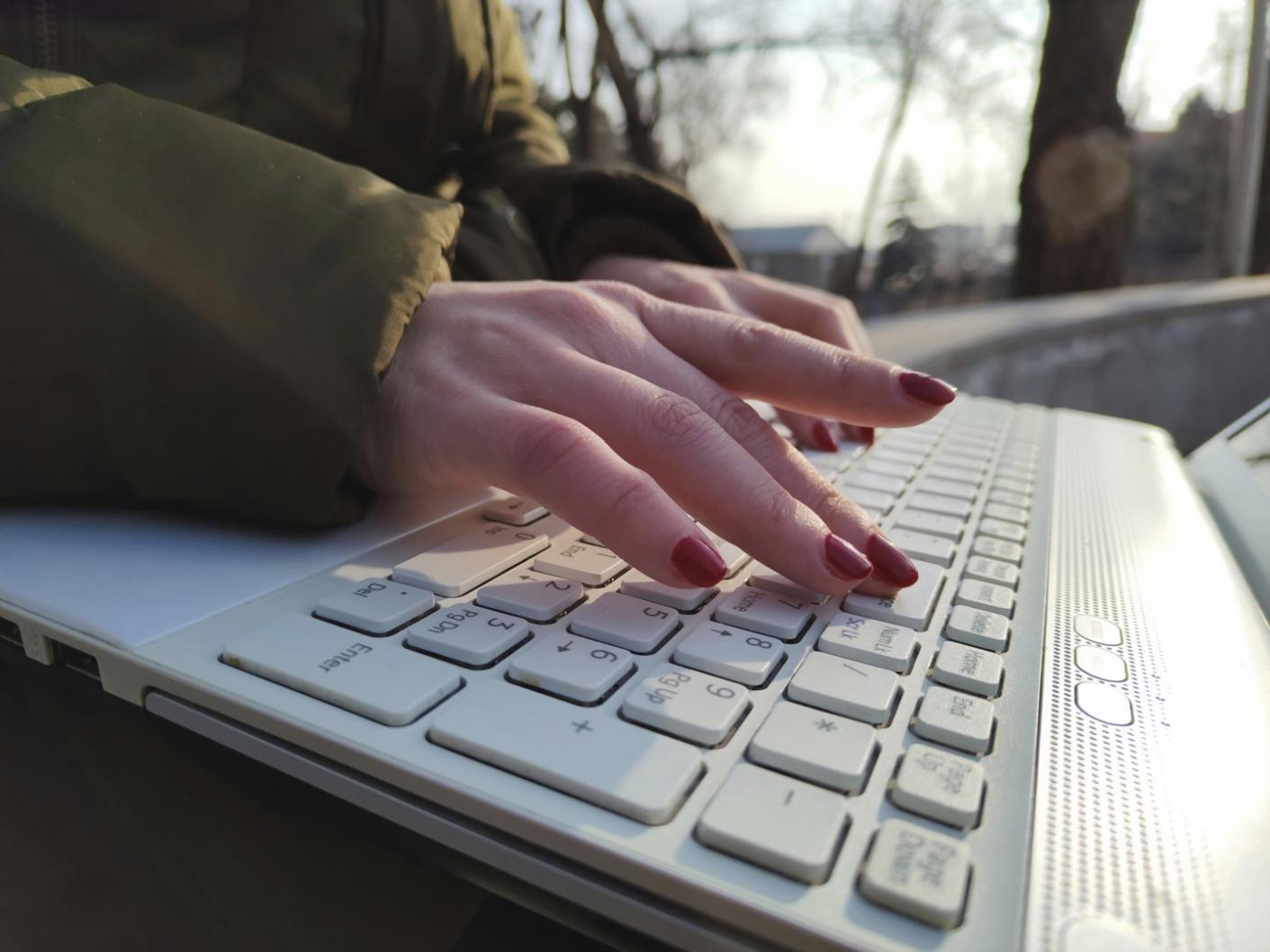 Teilnehmer bei praktischer Übung im Styling-Workshop